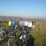 Gogołów – wzgórze Dzioł 454 m.n.p.m – uczestnicy w leśnym zagajniku państwa Niekowalów