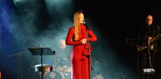 Koncert Katarzyny Dąbrowskiej. Artystka na scenie razem z zespołem