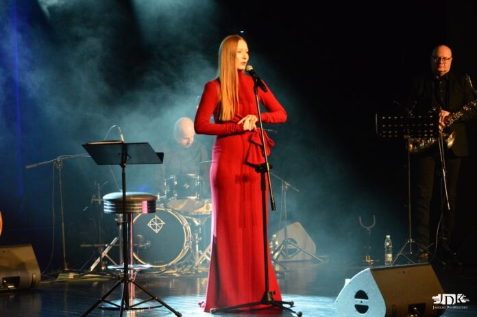 Koncert Katarzyny Dąbrowskiej. Artystka na scenie razem z zespołem