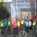 grupa przy budynku JDK – przygotowanie do wyprawy rowerowej