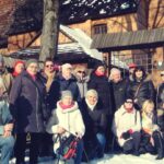 Blizne – uczestnicy wycieczki na tle kościoła