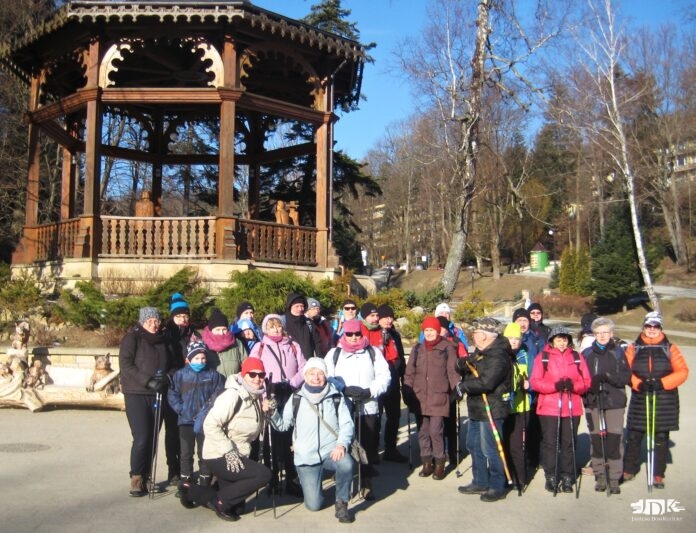 uczestnicy wycieczki w Uzdrowisku Iwonicz