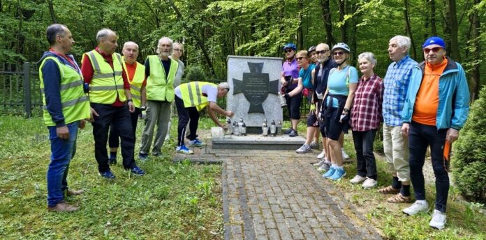 Dobrucowa -pomnik ofiar obozu zagłady w Szebniach- grupa przy pomniku