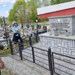Szebnie -cmentarz – grupa przy pomniku ofiar obozu zagłady
