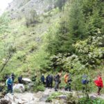 na turystycznym szlaku w Wąwozie Homole