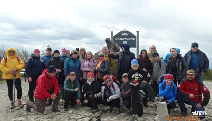 uczestnicy wycieczki na szczycie Skrzyczne