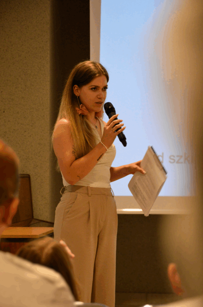 Eliza Banaś z mikrofonem