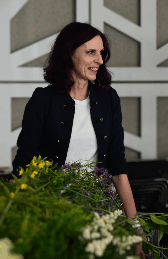 uczestniczka warsztatów wicia wianków