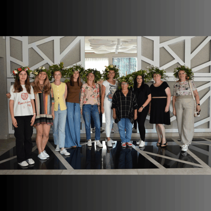 21 uczestniczki warsztatów wicia wianków