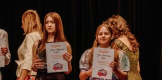 Julia i Kinga laureatkami Festiwalu „Śpiewajmy Bogu i Ojczyźnie”