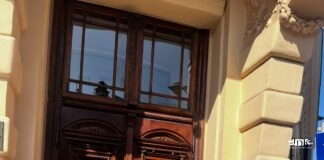 Teatr Młodzieżowy wyróżniony w Przemyślu Grupa osób stojąca przed budynkiem Centrum Kultury w Przemyślu