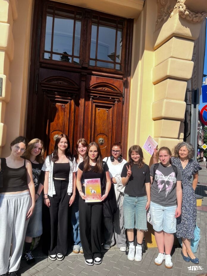 Grupa osób stojąca przed budynkiem Centrum Kultury w Przemyślu