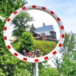 odbicie w zwierciadle – kościół św.Anny na wzgórzu, niżej rowerzyści