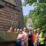 rowerzyści przy kościele św.Anny w Święcanach