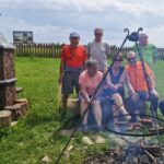 rowerzyści przy pieczeniu kiełbasek w ośrodku konnym w Świecanach