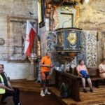 rowerzyści we wnetrzu kościoła św.Doroty