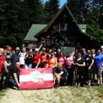 uczestnicy wycieczki przy schronisku PTTK Kudłacze