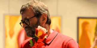 Wrażliwość na świat – relacja z wernisażu artysta z różą