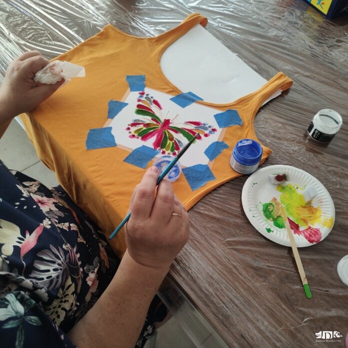 koszulka z kolorowym motywem motyla