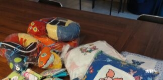 kolorowe prezenty dla ośrodka: koszulki, węże, fartuszki