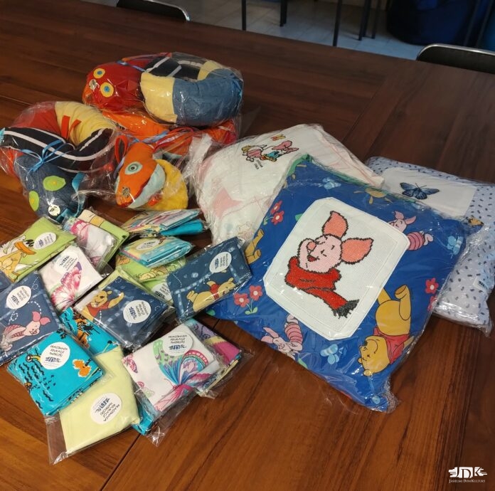 kolorowe prezenty dla ośrodka: koszulki, węże, fartuszki