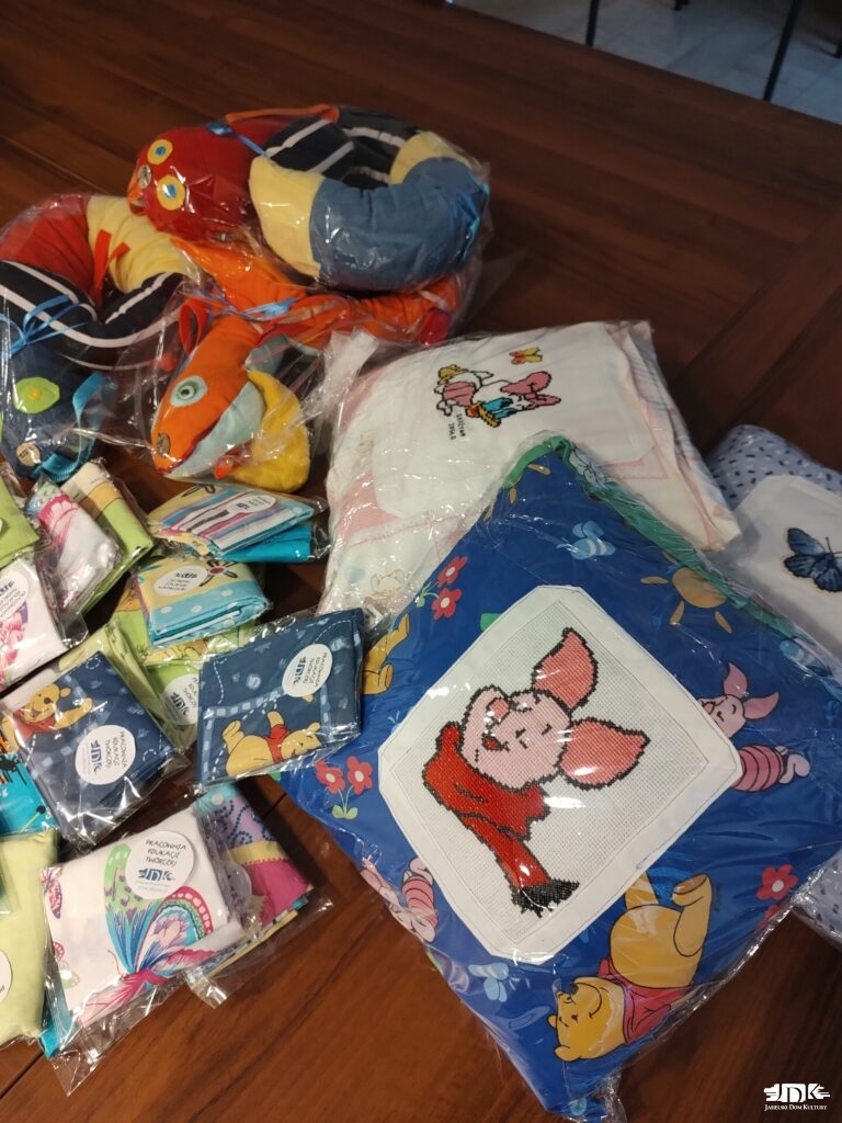 kolorowe zapakowane koszulki, węże i fartuszki