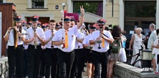 Uroczyste rozpoczęcie dziewiętnastych Międzynarodowych Dni Wina - marsz delegacji, którą prowadzi Miejska Orkiestra Dęta