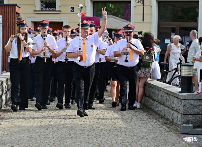 DSC_5822 Uroczyste rozpoczęcie dziewiętnastych Międzynarodowych Dni Wina - marsz delegacji, którą prowadzi Miejska Orkiestra Dęta