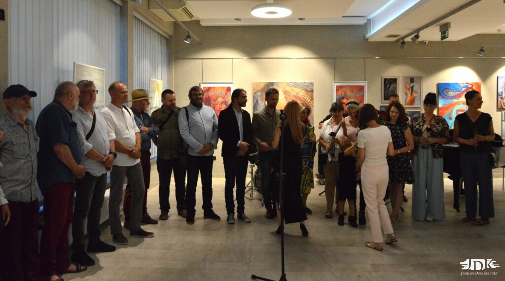 Artyści Plaji i Przyjaciele, dyrektor JDK wręcza róże