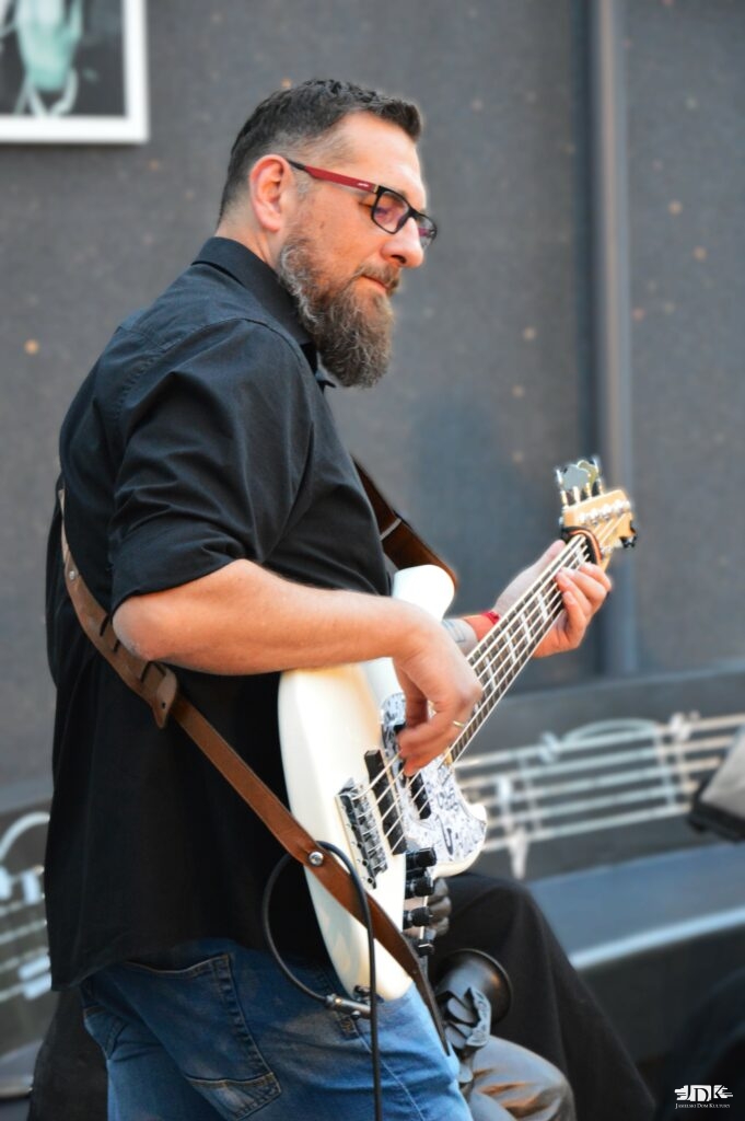Wojciech Nowicki gra na gitarze