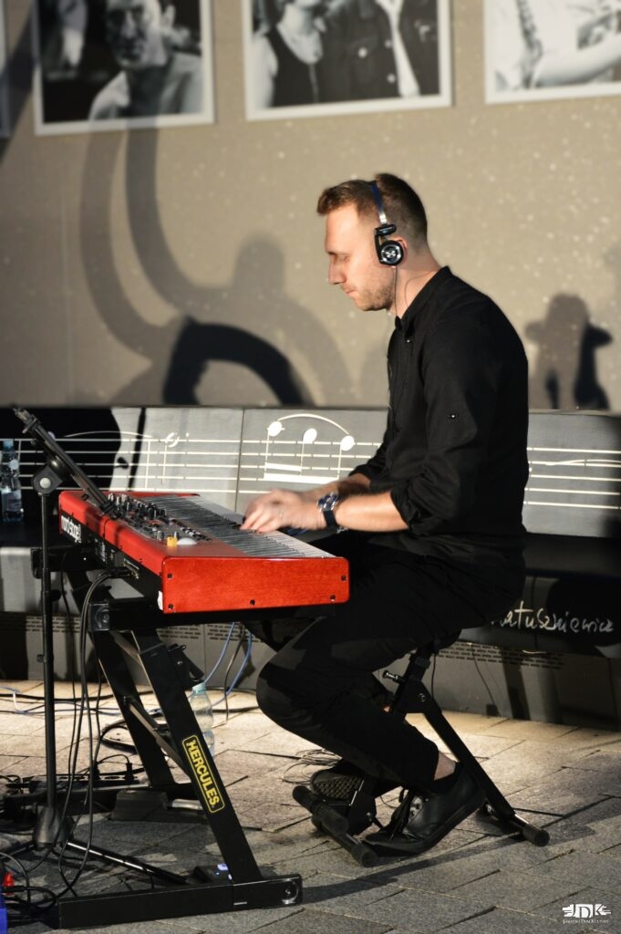 grający pianista