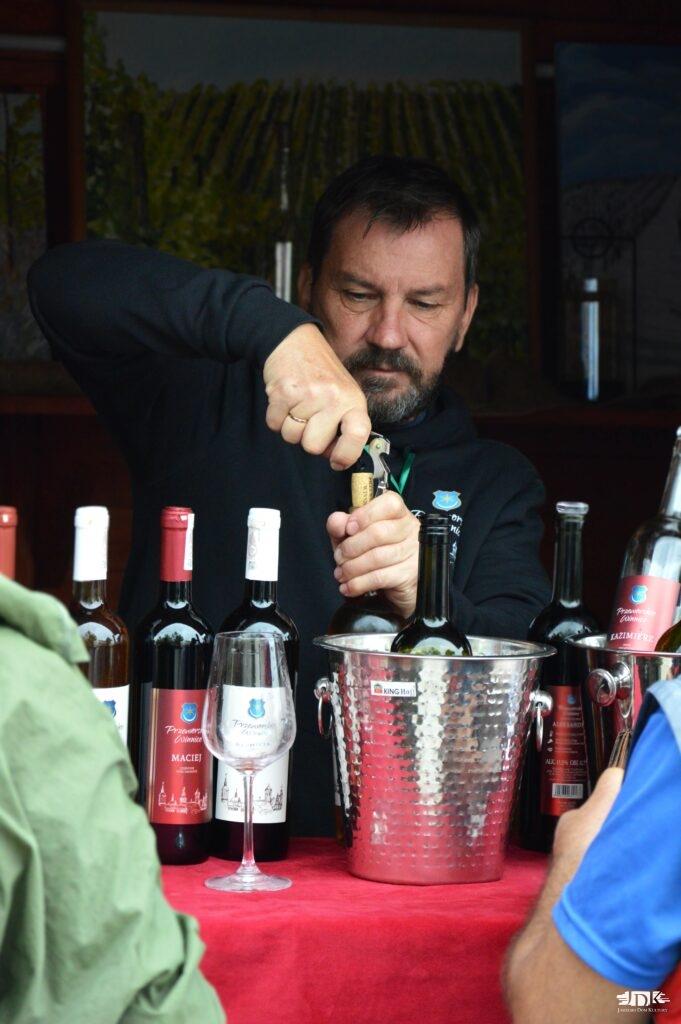 Wystawca otwierający butelkę z winem