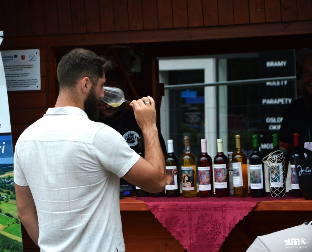 mężczyzna degustijący wino