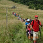 wędrowcy w drodze na szczyt Hyrlatej