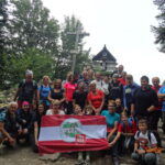 uczestnicy wędrówki na szczycie Łysicy