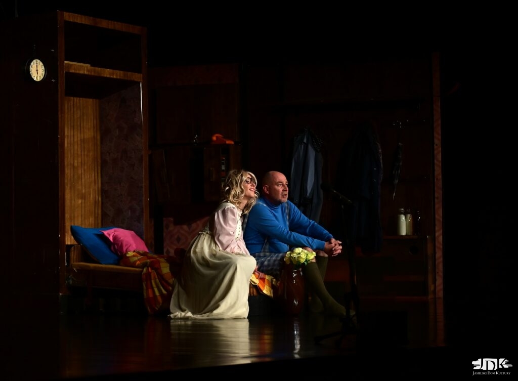 siedzący na łóżku bohaterowie