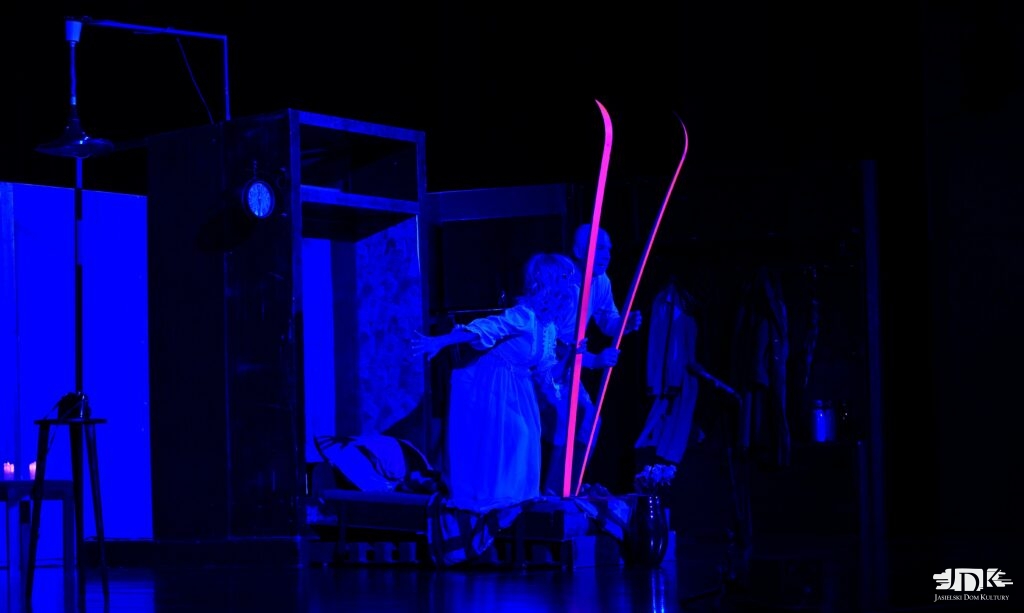 niebieskie tło i fluorescencyjne narty