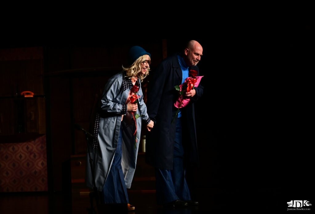 bohaterowie z różami, kłaniają się