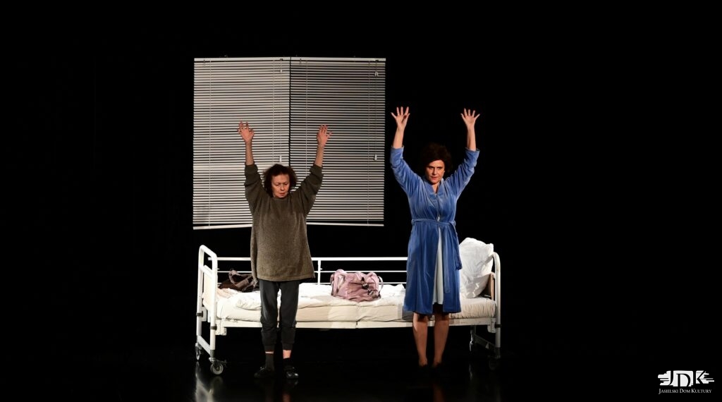 dwie kobiety unoszące ręce do góry