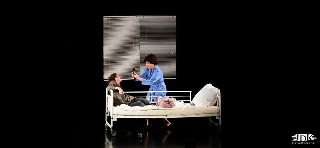 dwie kobiety siedzące na łóżku