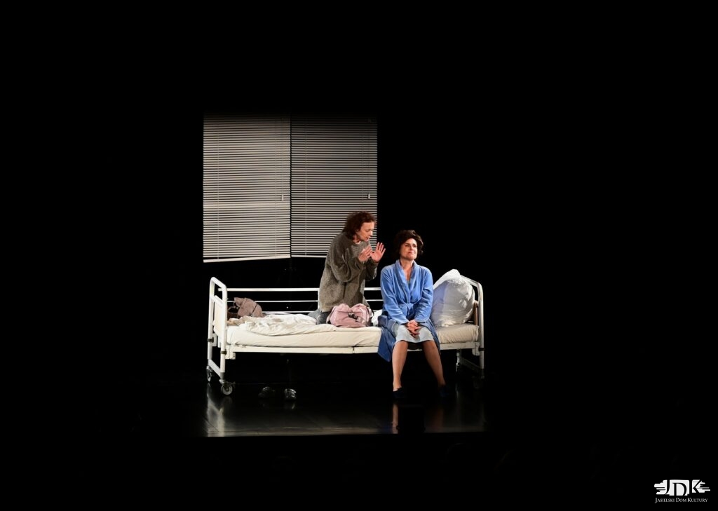 dwie kobiety rozmawiające na szpitalnym łóżku