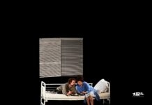 dwie kobiety pochylające się na łóżku