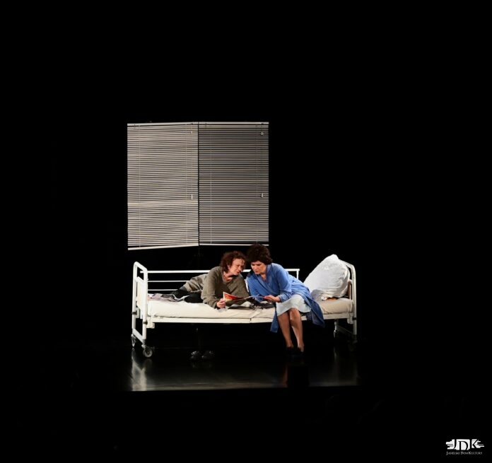 dwie kobiety pochylające się na łóżku