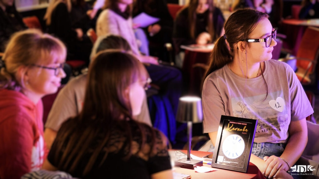 uczestniczki domówki przy stoliku z lampką ledową