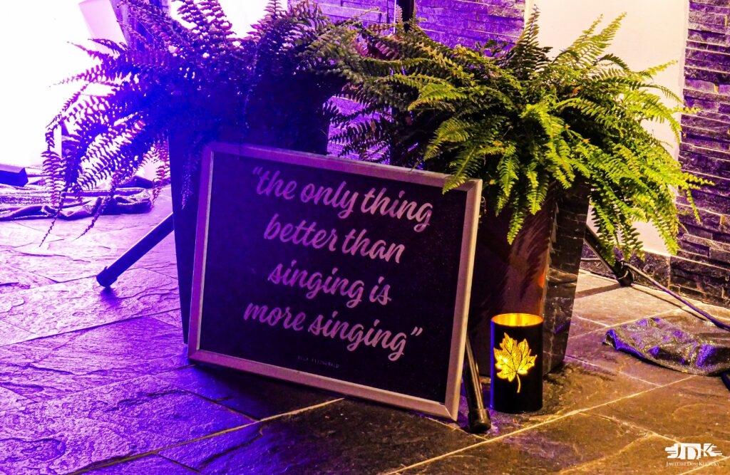 tekst w ramce "the only thing better than singing is more singing"