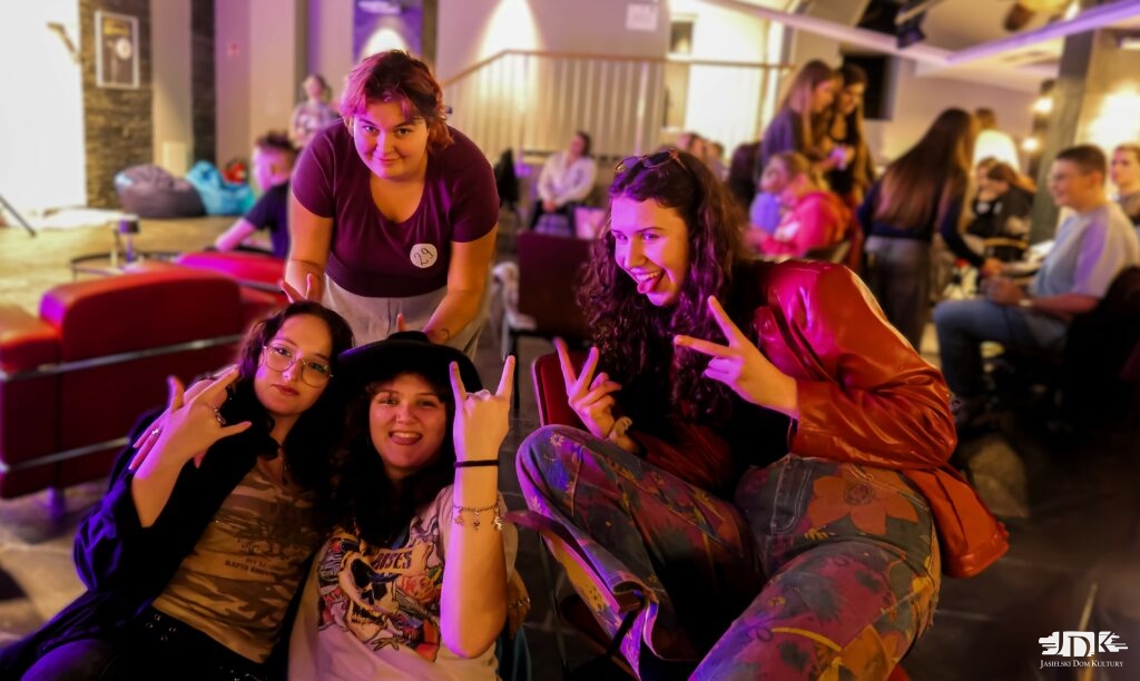 grupa dziewcząt pozuje uśmiechnięta do zdjęcia