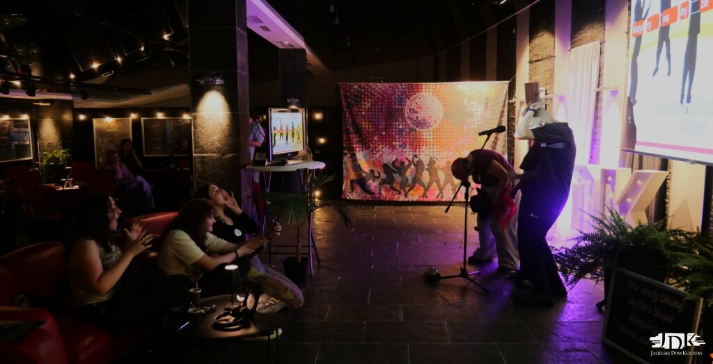 grupa uczestników karaoke tańczy