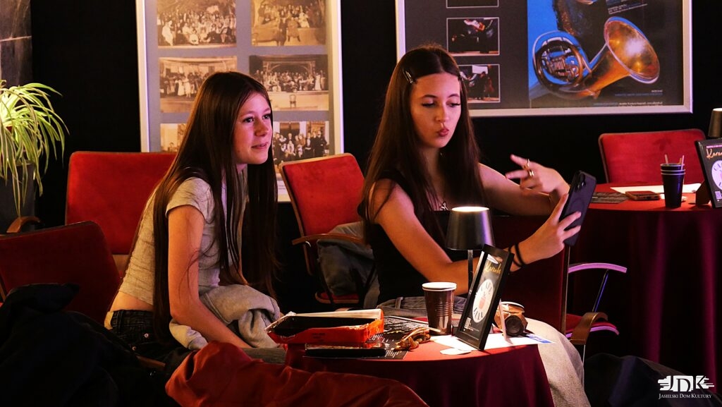 dwie dziewczynki robią sobie selfie