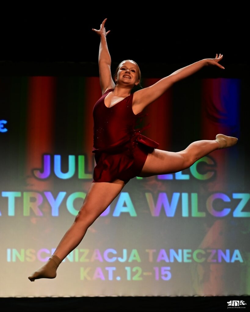 wyskok w powietrzu do szpagatu