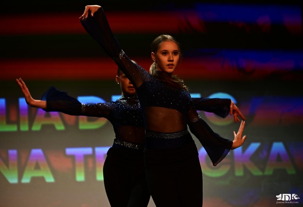 dwie tancerki jedna za drugą w czarnych strojach